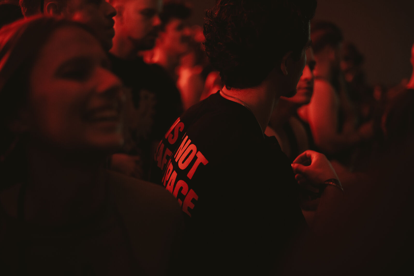 Crowd im roten Licht