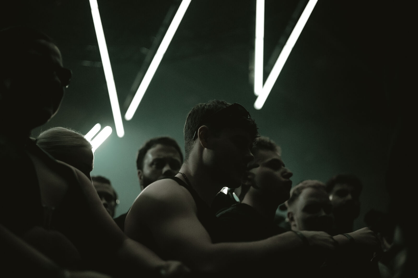 Crowd unter Neonlicht