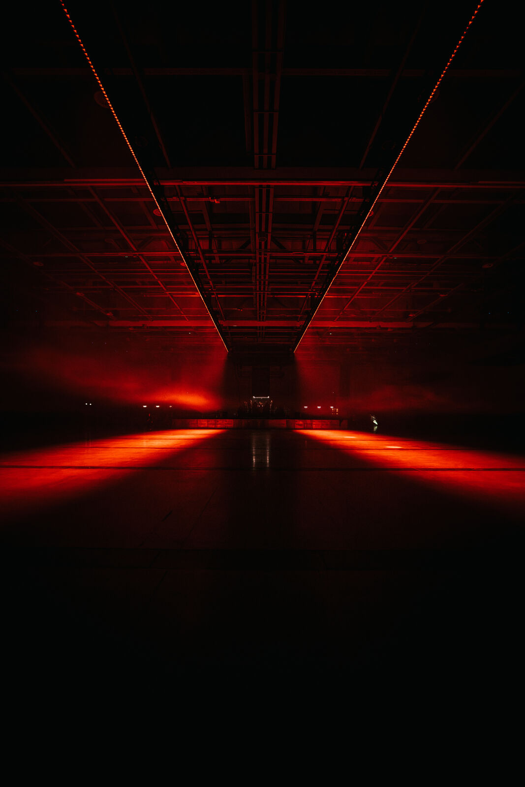 Halle im roten Licht